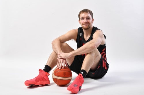 10月はピンクリボン月間 10 ザック バランスキー選手のバッシュに注目 アルバルク東京